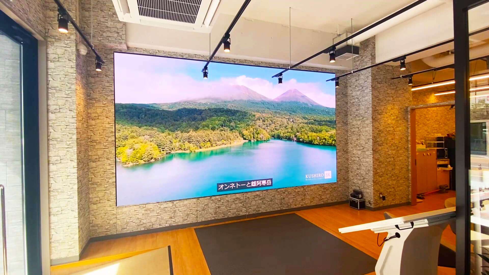 本社ショールーム写真｜ファインピッチLEDビジョン