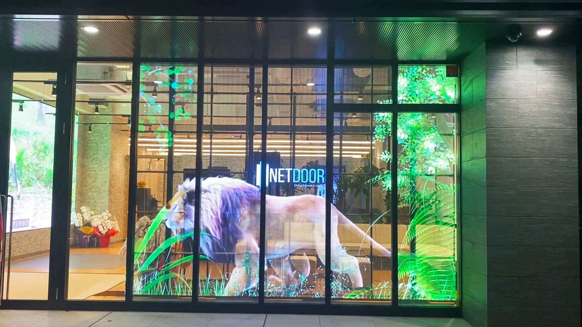 本社ショールーム写真｜透過LEDビジョン